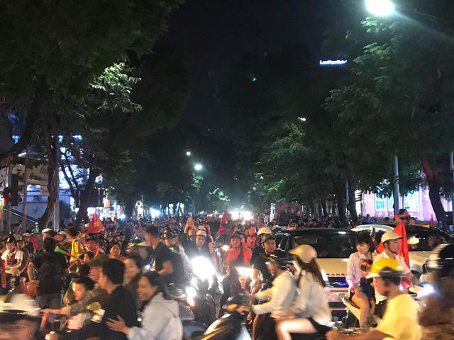 Người d&acirc;n cả nước s&ocirc;i động mừng chiến thắng của đội tuyển Việt Nam