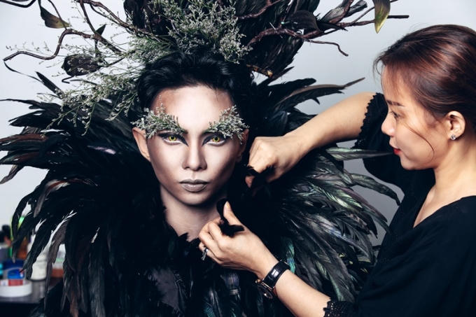 Vì là bộ ảnh được thực hiện trong dịp lễ hội Halloween nên từ ý tưởng thực hiện mang chủ đề "Cuộc chiến giữa Linh dương và Chim ưng"...