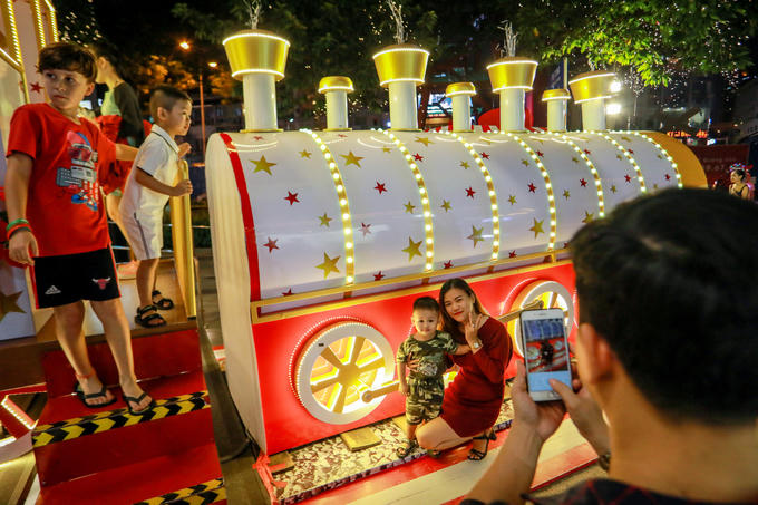 "Năm nào gia đình tôi cũng tìm đến các trung tâm thương mại, nhà thờ... để tận hưởng không khí ấm áp và an lành. Cầu chúc cho mọi người một mùa lễ Giáng sinh ngập tràn niềm vui", chị Nhật Vy cùng gia đình đi chơi, chia sẻ.