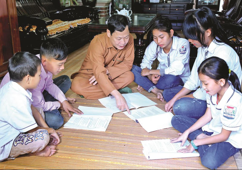 Nghệ nhân truyền thụ âm nhạc với thế hệ trẻ.