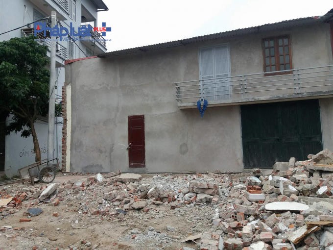 &nbsp;C&ocirc;ng tr&igrave;nh mọc l&ecirc;n tr&ecirc;n đất n&ocirc;ng nghiệp cạnh khu vực mới giải ph&oacute;ng &nbsp;mặt bằng.