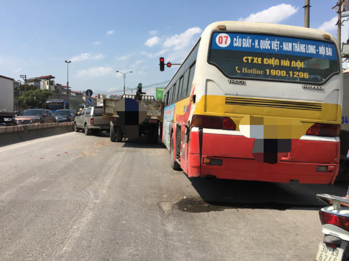 Một chiếc xe Bus không xử lý kịp tình huống cũng bị cuốn vào vụ tai nạn.