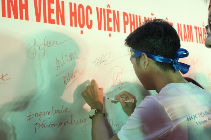 Ký tên hưởng ứng thông điệp “Sinh viên Học viện Phụ nữ Việt Nam phản đối bạo lực gia đình”.