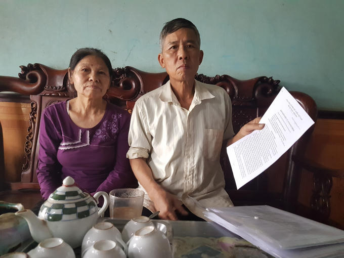 Vợ chồng ông Ngô Xuân Hà bức xúc vì cung cách làm việc của Tòa án nhân dân huyện Văn Giang. Ảnh Vũ Quang.