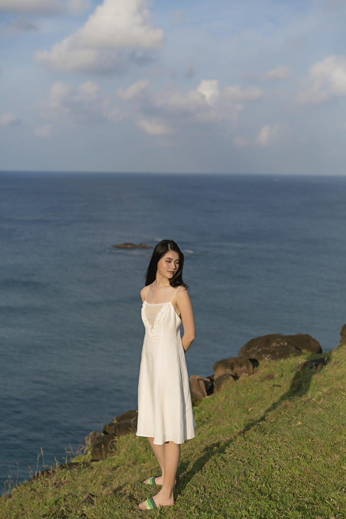 Á hậu Thuỳ Dung khoe vẻ đẹp mong manh ở đảo Phú Quý