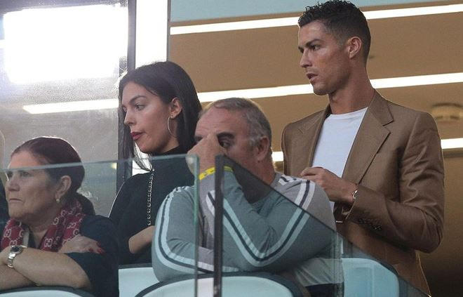 Ronaldo cùng Georgina trên khán đài sân Allianz