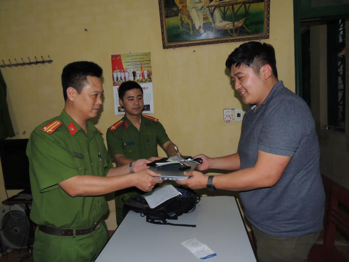 Công an phường Lê Hồng Phong trả lại tài sản cho anh Lee Okjin.