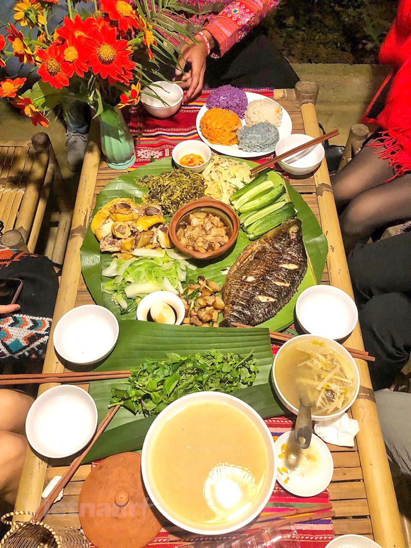Du khách được thưởng thức cỗ lá và rượu cần.