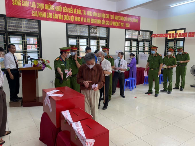 Cán bộ chiến sỹ Công an quận tham gia bỏ phiếu trước để tiếp tục thực hiện nhiệm vụ đảm bảo an ninh, an toàn trong ngày bầu cử