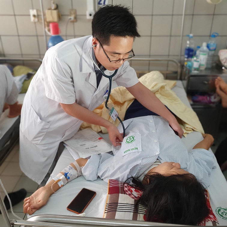 BS  thăm khám cho bệnh nhân sau khi được nút mạch điều trị dị dạng mạch thận.