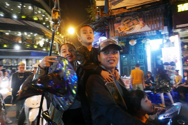 Trẻ nhỏ cũng rất chú ý tới Halloween. Dịp này, nhiều gia đình sắm cho con những bộ trang phục phù thuỷ, hay đưa con đi chơi tại những nơi có không khí lễ hội này.