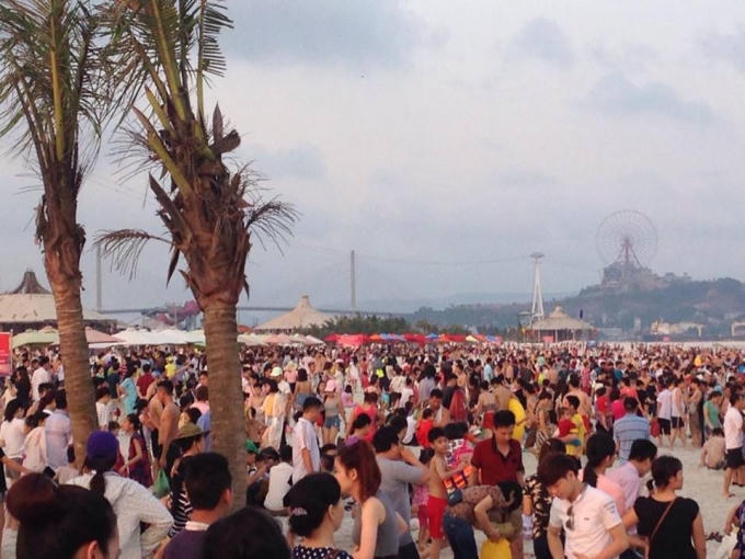 Quảng Ninh: B&atilde;i tắm n&ecirc;m chật người trong tuần lễ du lịch Hạ Long