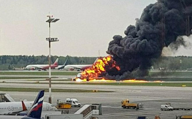 Hiện trường chiếc máy bay chở khách Sukhoi Superjet 100 của Hãng hàng không Nga Aeroflot gặp sự cố và bốc cháy sau khi hạ cánh hồi tháng trước khiến 41 người thiệt mạng,