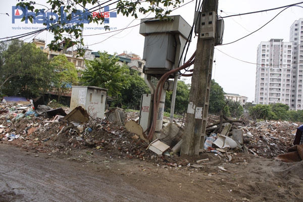 Theo một số người dân tại đây cho biết, việc đổ rác thải ra khu vực quanh hồ đã có từ lâu. Nhiều người vô ý thức đã tự ý mang rác ra đây đổ. Nhiều công trình phá dỡ nhà cũng mang ra đây đổ trộm.