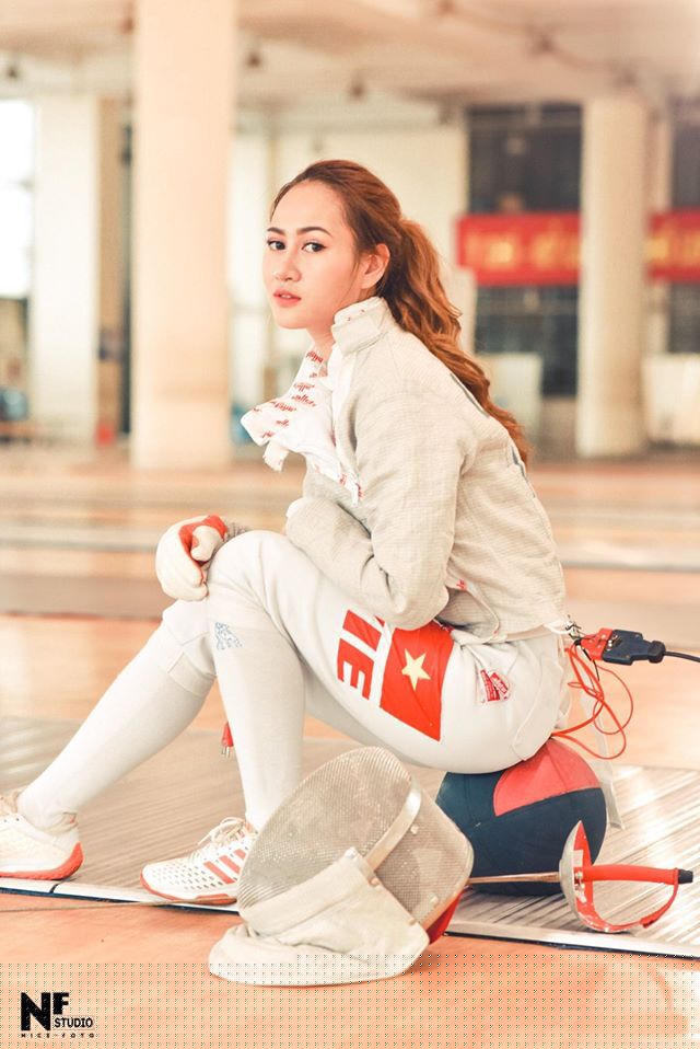 Đó là nữ vận động viên Lê Minh Hằng nội dung kiếm chém. Cô gái trẻ nhận nhiều lời tán tương về nhan sắc xinh đẹp, nụ cười tỏa nắng.