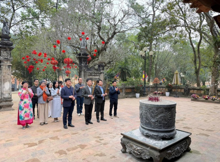 Trước khi diễn ra buổi làm việc tại trụ sở UBND xã, Đoàn công tác cùng lãnh đạo xã Sóc Sơn đã lên Đền Sóc dâng hương, bày tỏ lòng thành kính, tri ân công đức Đức Thánh Gióng – Phù Đổng Thiên Vương.
