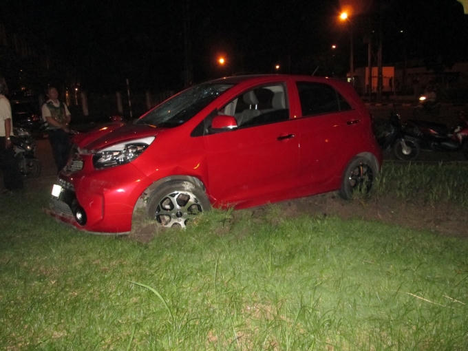 Chiếc ô tô của người đàn ông mang quốc tịch Trung Quốc sau khi đâm vào bồn cỏ mới chịu dừng lại