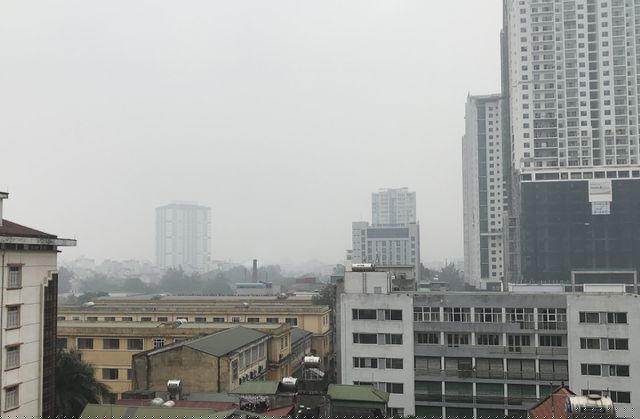 Nội thành TP Hà Nội chìm trong màn sương mờ ảo.