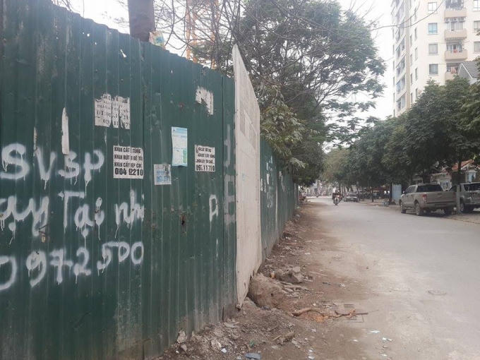 Xung quanh công trường khá vắng vẻ.