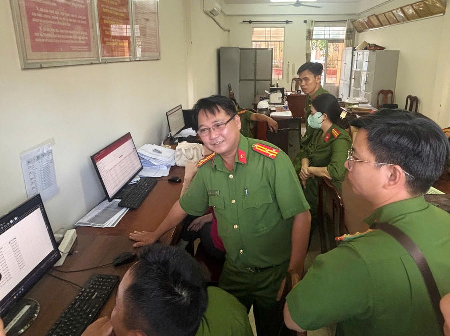 Thượng tá Lê Quốc Cường – Phó Trưởng phòng Cảnh sát quản lý hành chính về trật tự xã hội, Công an tỉnh Cà Mau cùng cán bộ Phòng trực tiếp kiểm tra, hướng dẫn Công an cấp xã triển khai, vận hành phần mềm quản lý cử tri.