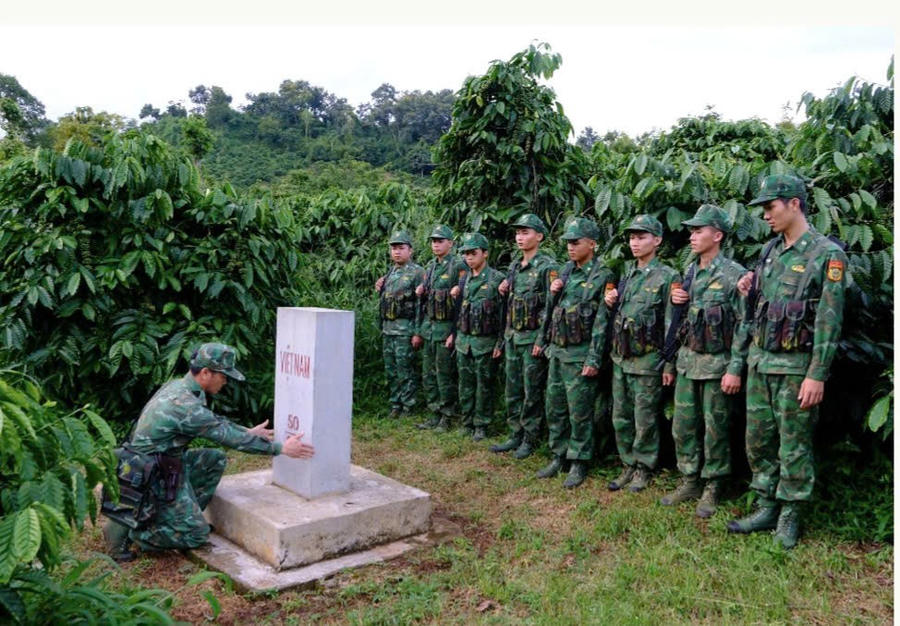 Kiểm tra cột mốc biên giới trong ca tuần tra. Ảnh: Báo Lâm Đồng