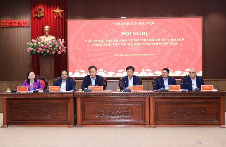 Bí thư Thành ủy Hà Nội Nguyễn Duy Ngọc và các lãnh đạo các tỉnh, thành phố Vùng Thủ đô chủ trì Hội nghị.