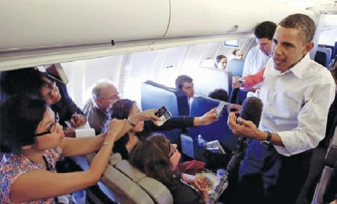 Không phải phóng viên nào cũng được lên chuyên cơ Air Force One, hầu hết phải bỏ tiền.