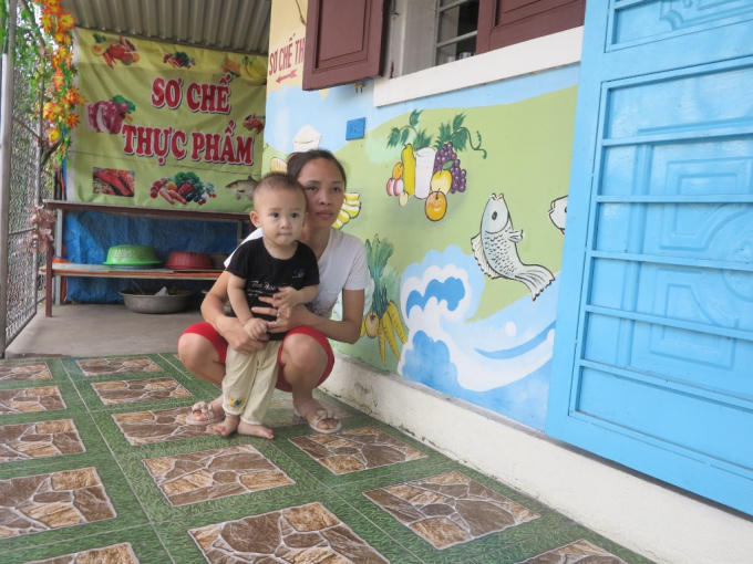 Chị Trần Thị Trang và con mình kể lại sự việc.