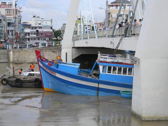 Tàu cá bị mắc kẹt dưới gầm cầu Lê Hồng Phong (TP Phan Thiết, Bình Thuận).