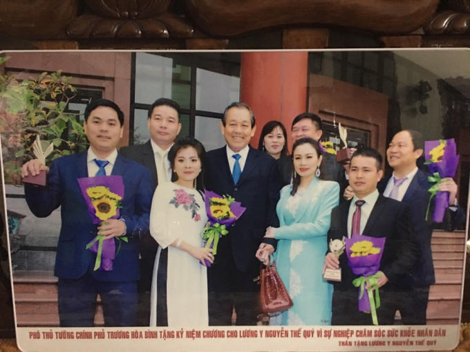 Lương y Nguyễn Thế Quý (ngoài cùng bên trái) nhận cúp của Phó thủ tướng Trương Hòa Bình.