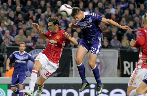 Dendoncker bật cao đánh đầu tung lưới M.U gỡ hòa cho Anderlecht.