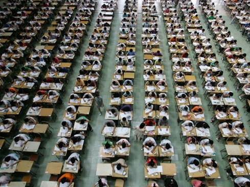 Một buổi thi tuyển sinh đại học ở tỉnh Sơn Đông, Trung Quốc - Ảnh: Reuters