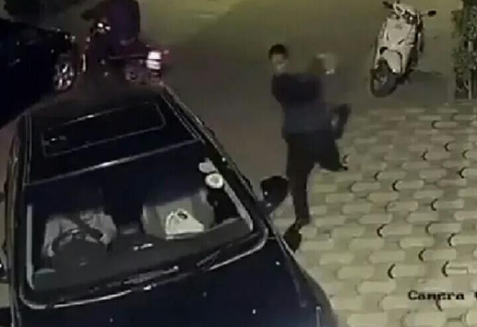 Sau khi Quang thực hiện hành vi cướp tài sản, y đã lẩn trốn trong khu dân cư. (Ảnh minh họa)