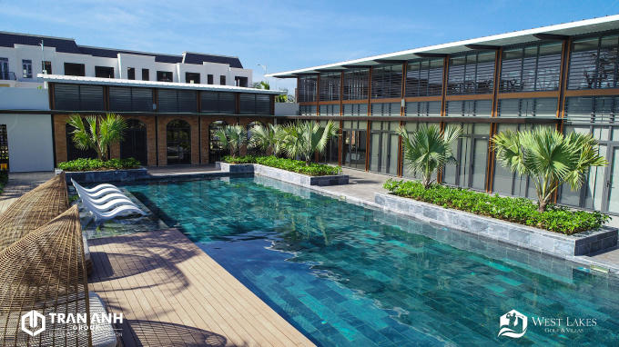 Tiện ích hồ bơi tại clubhouse của đô thị sân gofl West Lakes Golf &amp;amp; Villas