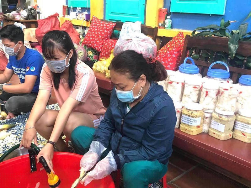 Siu Black tham gia hoạt động thiện nguyện trong mùa dịch. (Ảnh: FB Siu Black)