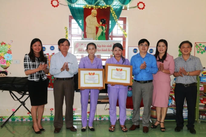Trao Giấy khen cho 2 cô giáo dũng cảm cứu em 17 nhỏ thoát khỏi ong độc cắn.