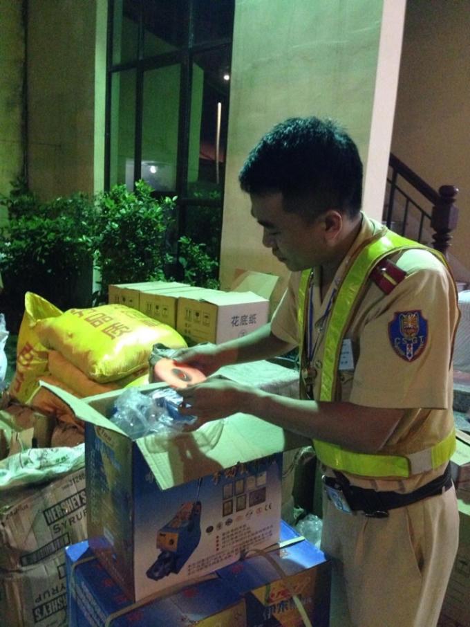 Lực lượng chức năng tiến hành kiểm tra lô hàng không rõ nguồn gốc.