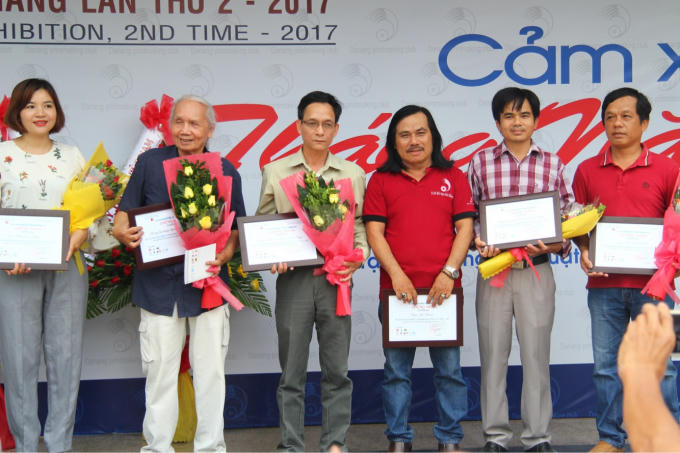 Ban tổ chức triển lãm   trao tặng hoa và chứng nhận cho c ác họa sĩ  tiêu biểu trên địa bàn thành phố.