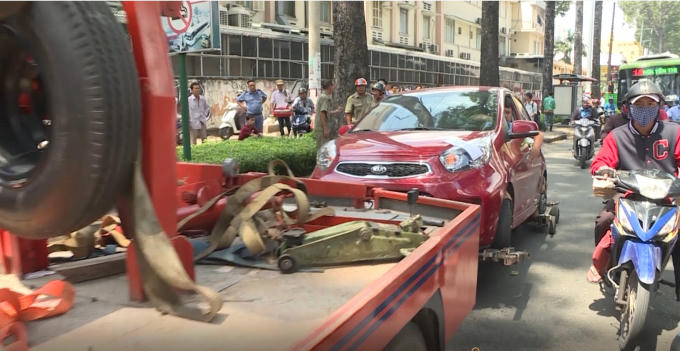 Lực lượng chức năng đưa xe về trụ sở trong khi đó tài xế này vẫn ngồi ở trong