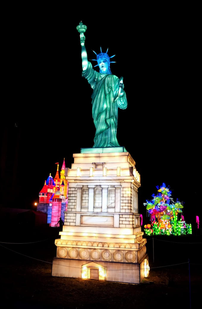 Mô hình tượng Nữ thần Tự do, biểu tượng của New York, Mỹ, cũng góp mặt trong khuôn viên.
