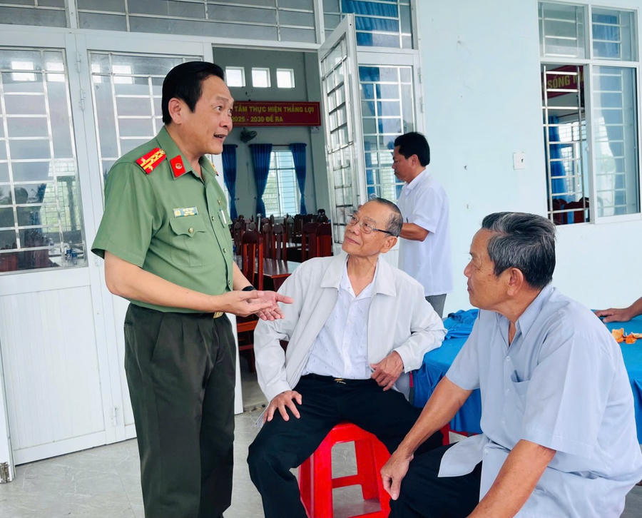 Đại tá Hồ Việt Triều đã ân cần thăm hỏi, lắng nghe tâm tư, nguyện vọng và những ý kiến, kiến nghị của cử tri.