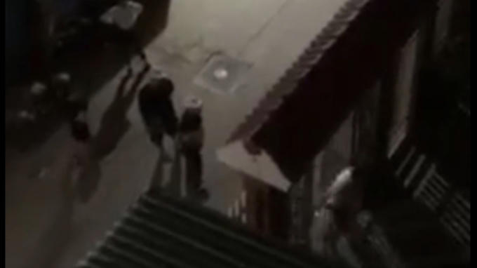 Nhóm đối tượng côn đồ tới đập phá nhà bà Hồng vào tối 6/4 (ảnh từ clip nạn nhân cung cấp).