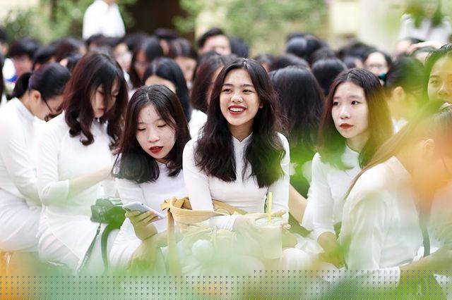 Sáng 22/5, trường THPT Việt Đức (Hoàn Kiếm, Hà Nội) làm lễ bế giảng năm học 2018 - 2019. Đối với hàng trăm học sinh khối 12, đây cũng là buổi chia tay bạn bè, thầy cô, chia tay tuổi học trò. Trong ảnh: Các nữ sinh THPT Việt Đức rạng rỡ ngày cuối năm học.