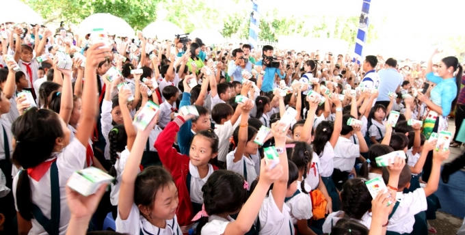 Niềm vui uống sữa của các em học sinh Vĩnh Long.