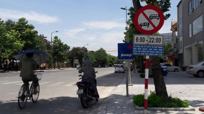 Việc những chiếc biển cấm đã hết hiệu lực vẫn tồn tại gây khó khăn cho không những tài xế mà cả lực lượng chức năng làm nhiệm vụ trên các tuyến đường TP Vinh.