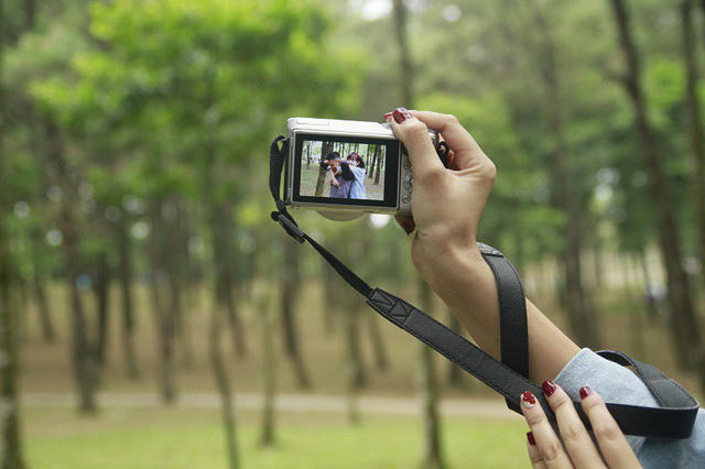 Bên cạnh ngắm hoa, các bạn trẻ còn vô cùng thích thú với rừng thông cốt 400 - một địa điểm check-in sống ảo giống không khí Đà Lạt và “săn mây” ở khu vực đường lên đền Thượng với các “ban công” ngắm cảnh vút tầm mắt.