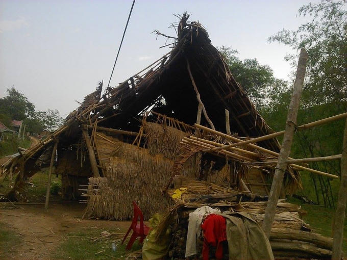 Một căn nh&agrave; bị sập.