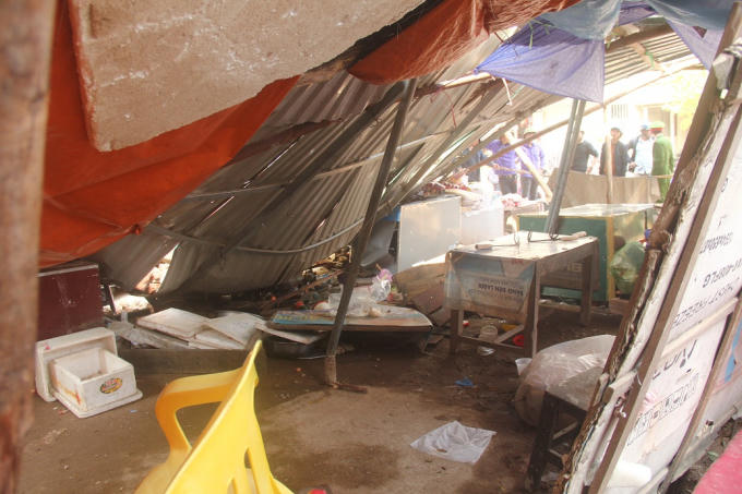 Nhiều người bị mái tôn cùng mảnh bê tông đè lên.