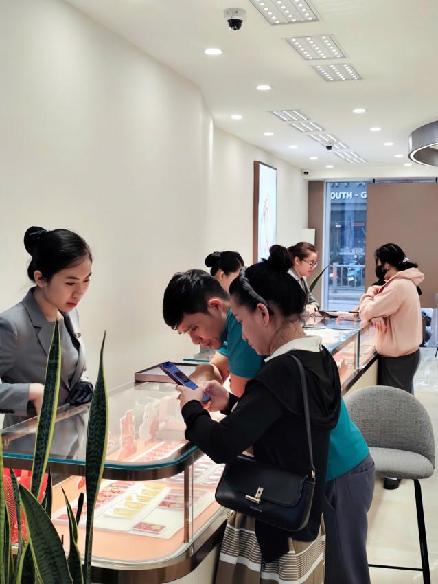 Người dân xếp hàng cả trưa chờ mua vàng ngày vía Thần Tài