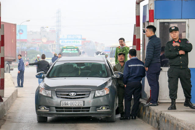 Một tài xế dùng tiền lẻ mua vé và tranh cãi với các nhân viên trạm. Tài xế này đòi các nhân viên trạm phải trả lại cho anh 100 đồng.